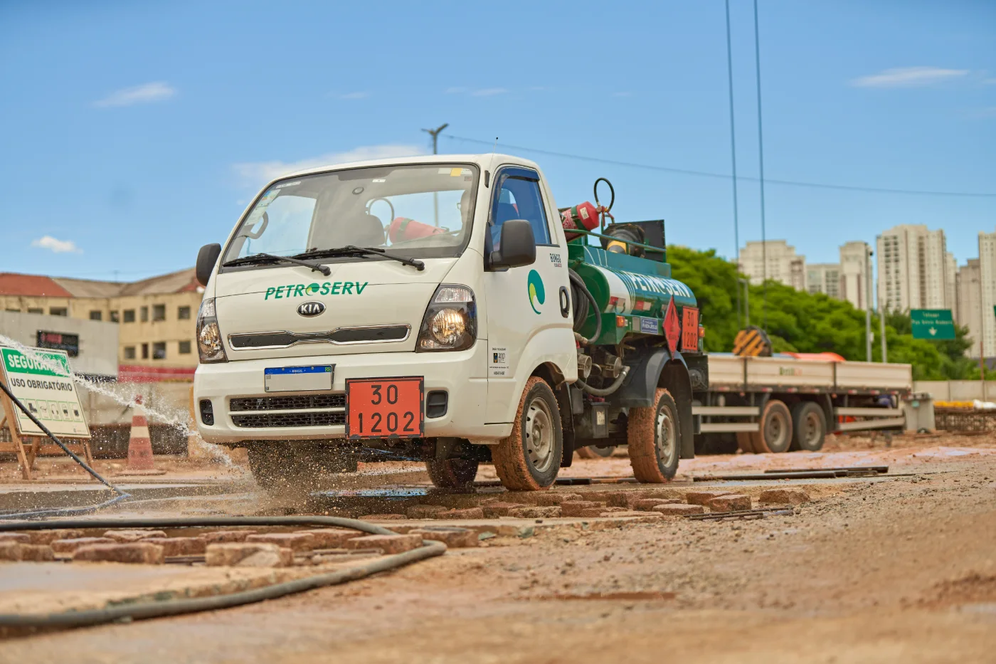 Caminhão-tanque Petroserv abastecendo em campo