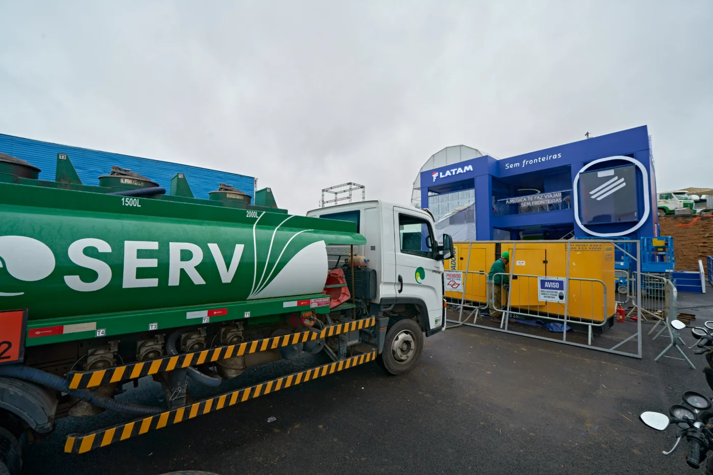 Caminhão Petroserv abastecendo gerador nos bastidores de evento