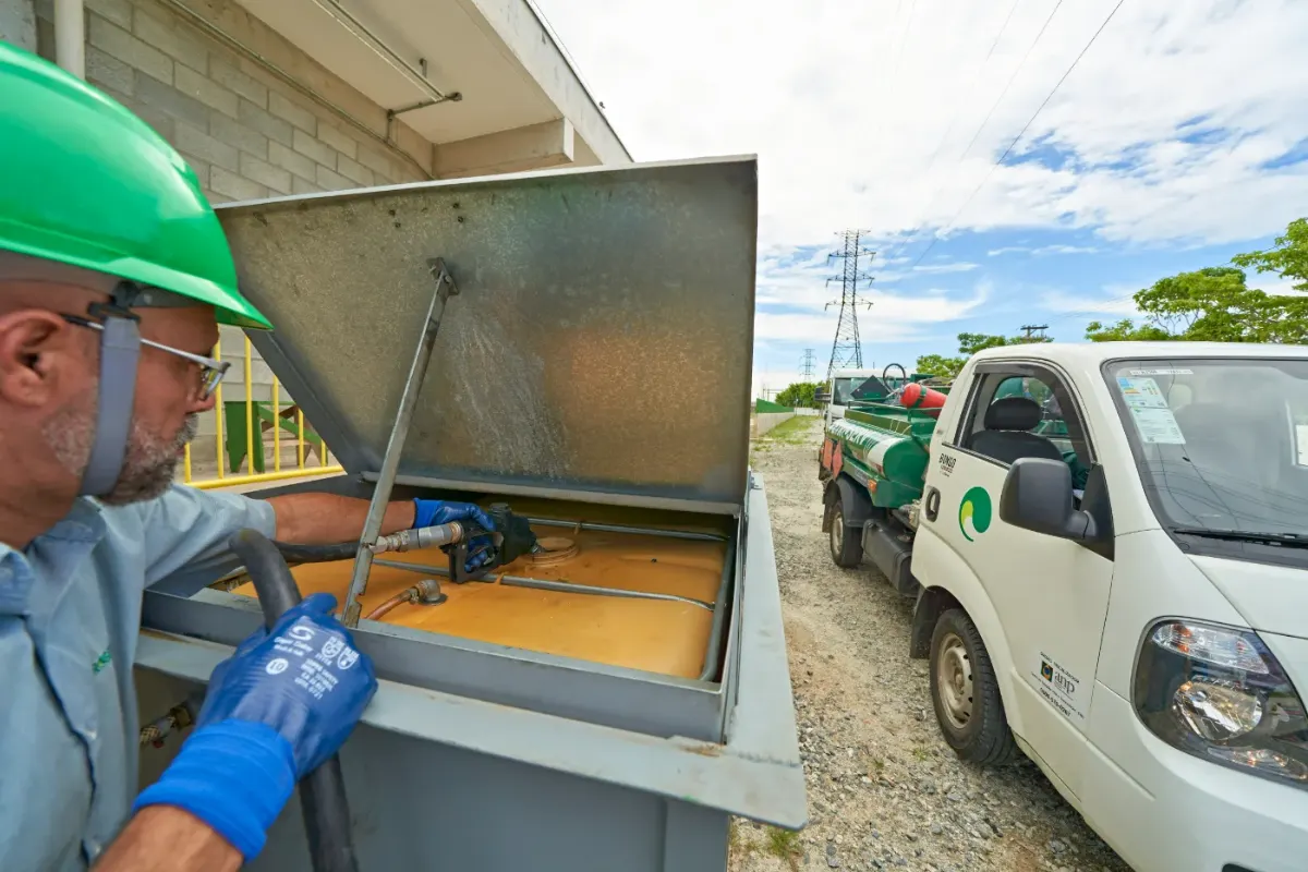 Técnico Petroserv abastecendo tanque de grupo gerador
